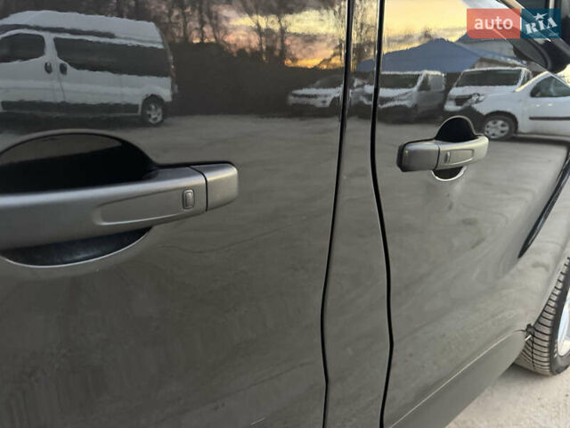 Черный Рено Трафик, объемом двигателя 2 л и пробегом 176 тыс. км за 30500 $, фото 20 на Automoto.ua