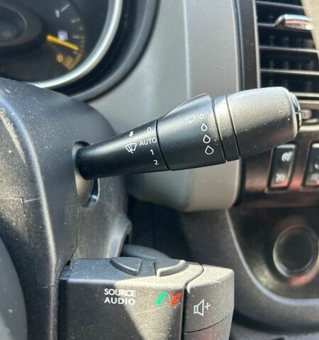 Черный Рено Трафик, объемом двигателя 1.6 л и пробегом 170 тыс. км за 15500 $, фото 5 на Automoto.ua