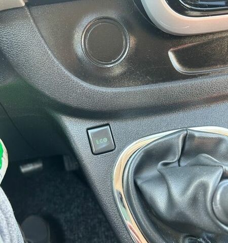 Черный Рено Трафик, объемом двигателя 1.6 л и пробегом 170 тыс. км за 15500 $, фото 13 на Automoto.ua