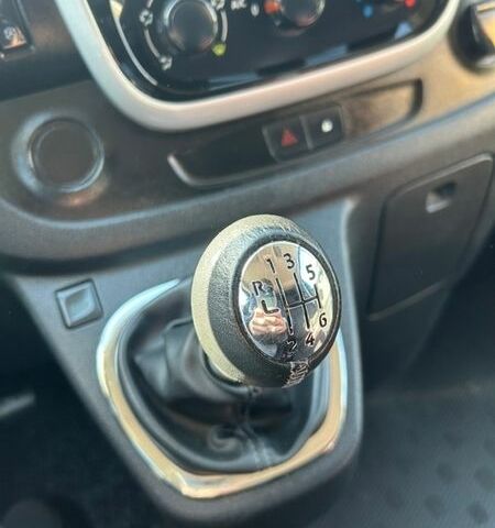 Черный Рено Трафик, объемом двигателя 1.6 л и пробегом 170 тыс. км за 15500 $, фото 12 на Automoto.ua