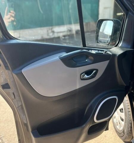 Черный Рено Трафик, объемом двигателя 1.6 л и пробегом 170 тыс. км за 15500 $, фото 2 на Automoto.ua