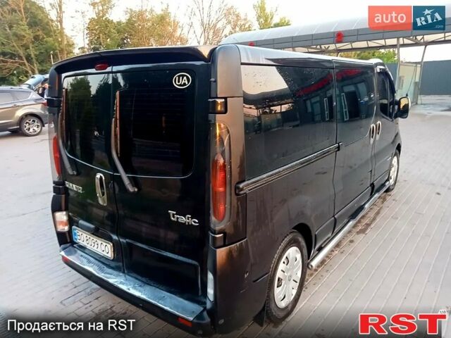 Черный Рено Трафик, объемом двигателя 2.5 л и пробегом 422 тыс. км за 8000 $, фото 1 на Automoto.ua