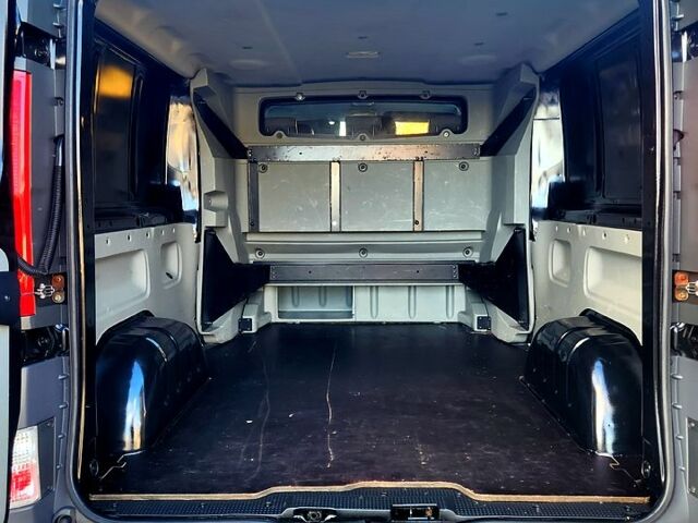 Черный Рено Трафик, объемом двигателя 2 л и пробегом 232 тыс. км за 15500 $, фото 10 на Automoto.ua