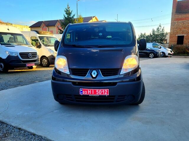 Черный Рено Трафик, объемом двигателя 2 л и пробегом 232 тыс. км за 15500 $, фото 1 на Automoto.ua