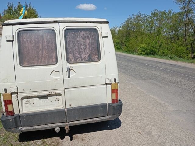 Белый Рено Трафик груз-пасс., объемом двигателя 2 л и пробегом 300 тыс. км за 1500 $, фото 2 на Automoto.ua