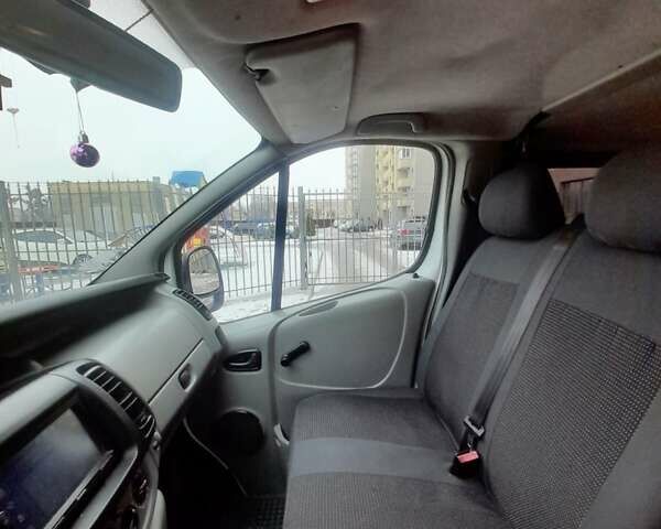 Белый Рено Трафик груз-пасс., объемом двигателя 1.9 л и пробегом 354 тыс. км за 7000 $, фото 5 на Automoto.ua