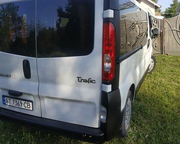 Белый Рено Трафик груз-пасс., объемом двигателя 2 л и пробегом 218 тыс. км за 10300 $, фото 3 на Automoto.ua