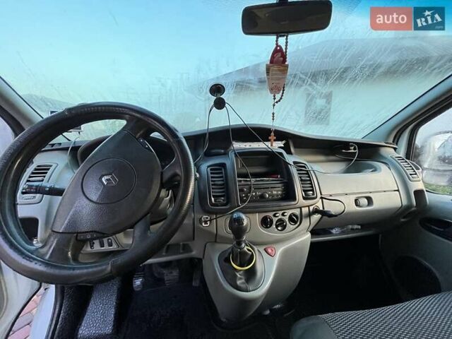 Белый Рено Трафик груз-пасс., объемом двигателя 2 л и пробегом 320 тыс. км за 13300 $, фото 6 на Automoto.ua