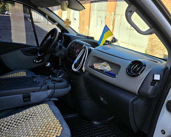 Белый Рено Трафик груз-пасс., объемом двигателя 1.6 л и пробегом 260 тыс. км за 18000 $, фото 29 на Automoto.ua