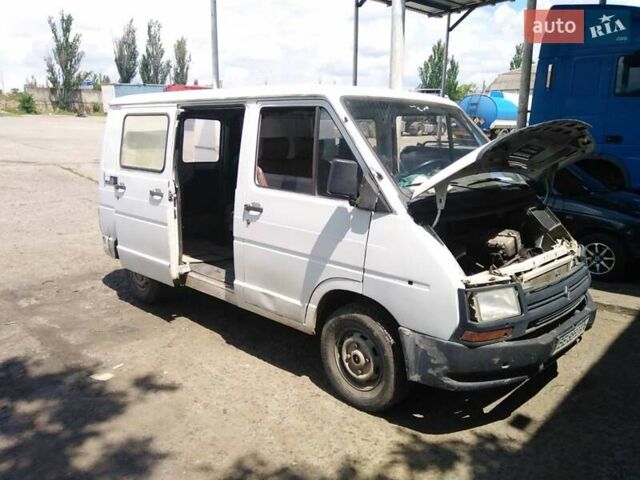 Белый Рено Трафик груз-пасс., объемом двигателя 2.1 л и пробегом 300 тыс. км за 1500 $, фото 2 на Automoto.ua