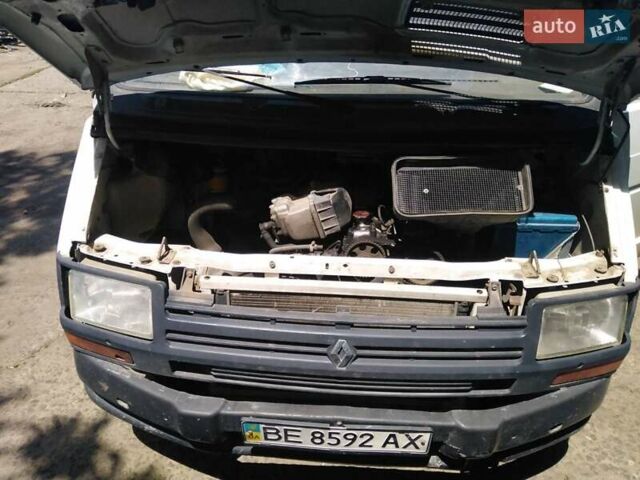 Белый Рено Трафик груз-пасс., объемом двигателя 2.1 л и пробегом 300 тыс. км за 1500 $, фото 1 на Automoto.ua