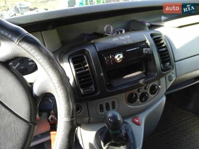Серый Рено Трафик груз-пасс., объемом двигателя 2.5 л и пробегом 370 тыс. км за 7200 $, фото 3 на Automoto.ua