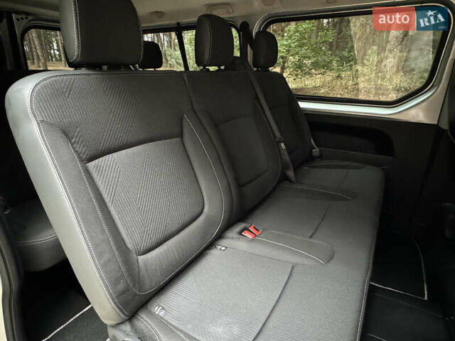 Серый Рено Трафик груз-пасс., объемом двигателя 2 л и пробегом 12 тыс. км за 42800 $, фото 60 на Automoto.ua