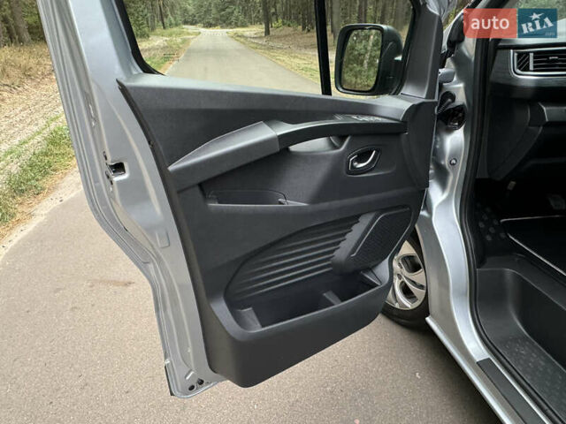 Серый Рено Трафик груз-пасс., объемом двигателя 2 л и пробегом 12 тыс. км за 42800 $, фото 40 на Automoto.ua