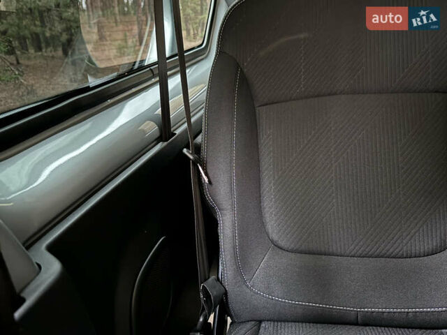 Серый Рено Трафик груз-пасс., объемом двигателя 2 л и пробегом 12 тыс. км за 42800 $, фото 59 на Automoto.ua