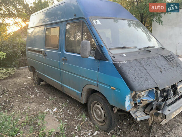 Синий Рено Трафик груз-пасс., объемом двигателя 2.5 л и пробегом 200 тыс. км за 500 $, фото 2 на Automoto.ua