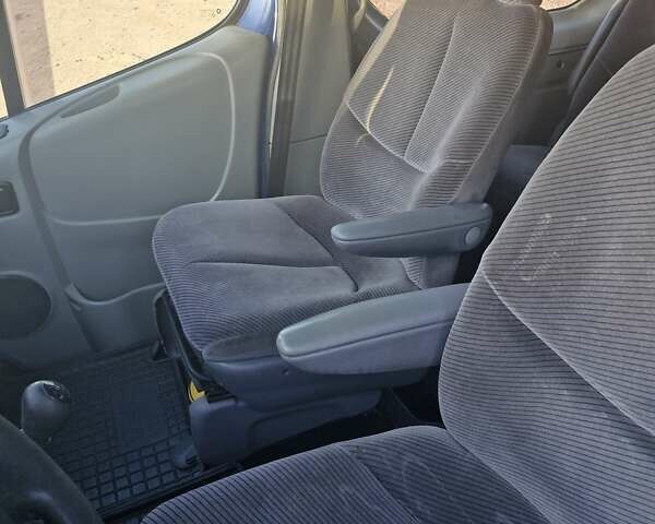 Синий Рено Трафик груз-пасс., объемом двигателя 0 л и пробегом 384 тыс. км за 7700 $, фото 6 на Automoto.ua