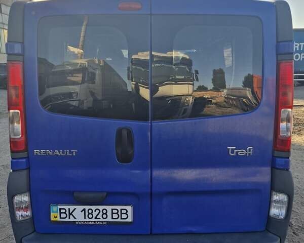 Синий Рено Трафик груз-пасс., объемом двигателя 0 л и пробегом 384 тыс. км за 7700 $, фото 3 на Automoto.ua