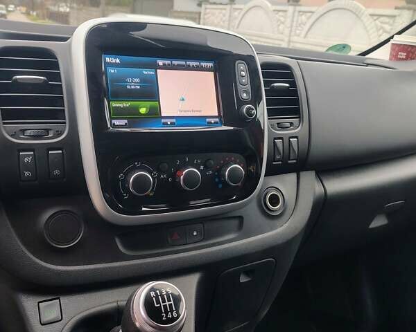 Червоний Рено Трафік, об'ємом двигуна 2 л та пробігом 248 тис. км за 18500 $, фото 12 на Automoto.ua