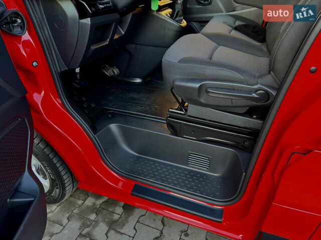 Красный Рено Трафик, объемом двигателя 2 л и пробегом 69 тыс. км за 28700 $, фото 40 на Automoto.ua