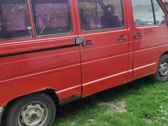 Красный Рено Трафик, объемом двигателя 0 л и пробегом 600 тыс. км за 1910 $, фото 1 на Automoto.ua