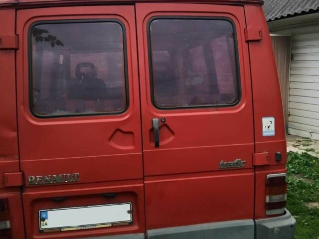 Красный Рено Трафик, объемом двигателя 0 л и пробегом 600 тыс. км за 1910 $, фото 3 на Automoto.ua