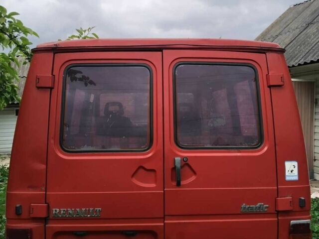 Красный Рено Трафик, объемом двигателя 0 л и пробегом 600 тыс. км за 1910 $, фото 2 на Automoto.ua