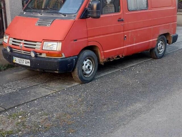 Красный Рено Трафик, объемом двигателя 1.9 л и пробегом 250 тыс. км за 1800 $, фото 1 на Automoto.ua