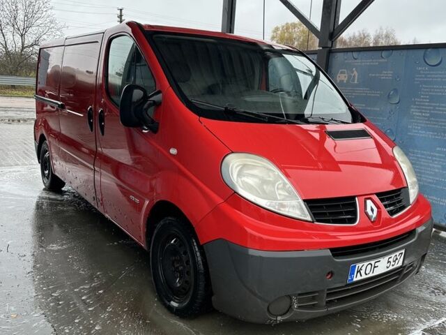 Красный Рено Трафик, объемом двигателя 2 л и пробегом 330 тыс. км за 4765 $, фото 1 на Automoto.ua