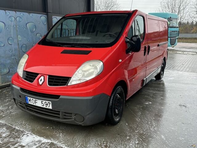Красный Рено Трафик, объемом двигателя 2 л и пробегом 330 тыс. км за 4765 $, фото 2 на Automoto.ua