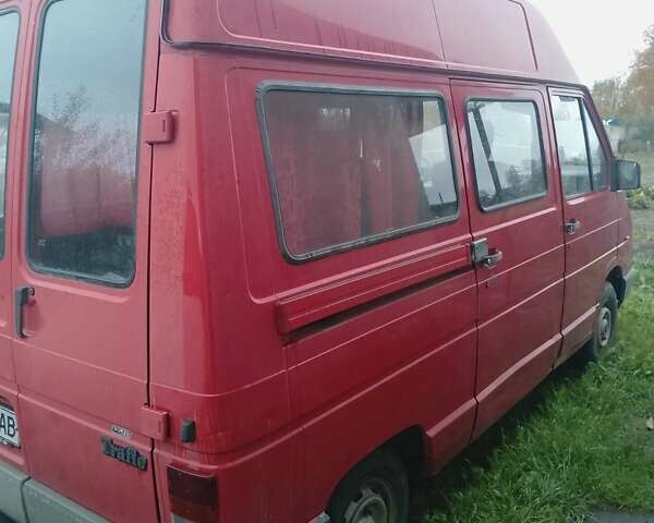Красный Рено Трафик, объемом двигателя 1.65 л и пробегом 300 тыс. км за 1700 $, фото 1 на Automoto.ua