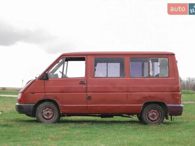 Красный Рено Трафик, объемом двигателя 2.1 л и пробегом 300 тыс. км за 2300 $, фото 5 на Automoto.ua