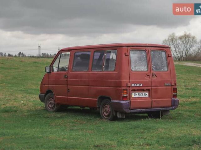 Красный Рено Трафик, объемом двигателя 2.1 л и пробегом 300 тыс. км за 2300 $, фото 4 на Automoto.ua