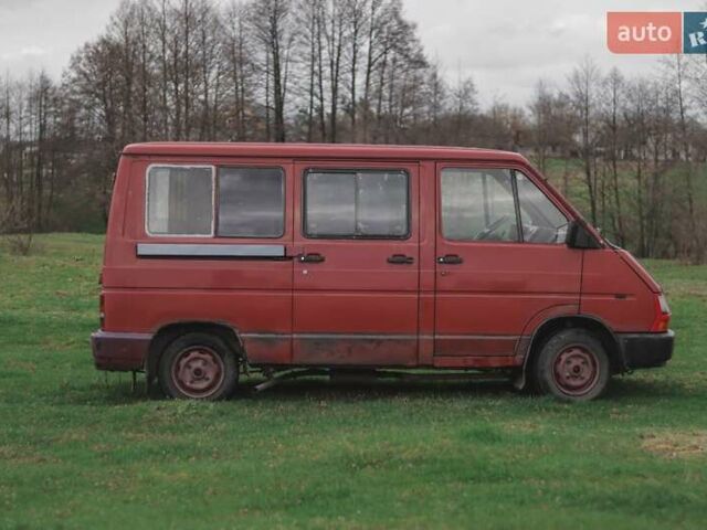 Красный Рено Трафик, объемом двигателя 2.1 л и пробегом 300 тыс. км за 2300 $, фото 2 на Automoto.ua