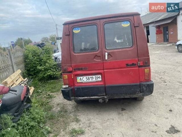 Червоний Рено Трафік, об'ємом двигуна 2.2 л та пробігом 250 тис. км за 950 $, фото 1 на Automoto.ua