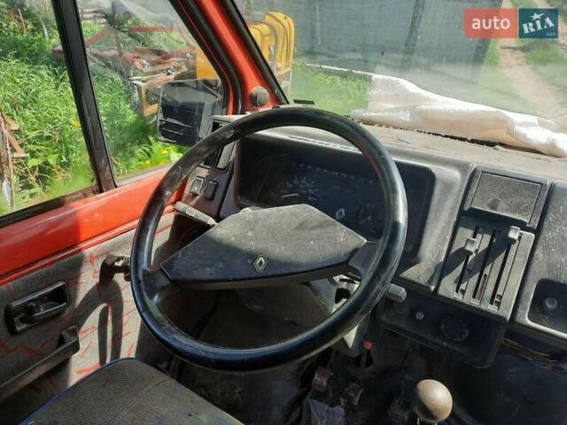 Красный Рено Трафик, объемом двигателя 2.5 л и пробегом 300 тыс. км за 950 $, фото 1 на Automoto.ua