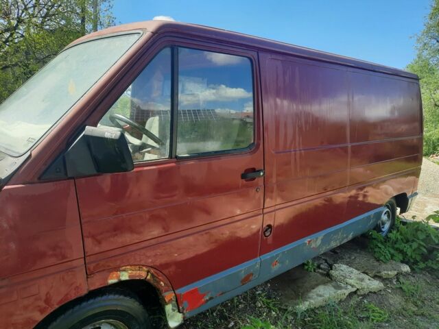 Красный Рено Трафик, объемом двигателя 2.5 л и пробегом 300 тыс. км за 950 $, фото 5 на Automoto.ua