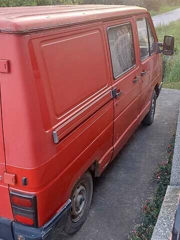 Красный Рено Трафик, объемом двигателя 1.9 л и пробегом 250 тыс. км за 1800 $, фото 1 на Automoto.ua