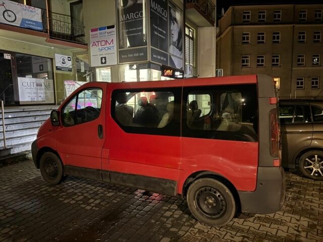 Красный Рено Трафик, объемом двигателя 1.9 л и пробегом 380 тыс. км за 2600 $, фото 2 на Automoto.ua