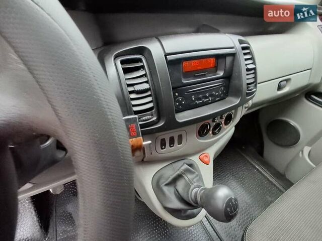 Красный Рено Трафик, объемом двигателя 1.9 л и пробегом 402 тыс. км за 7350 $, фото 7 на Automoto.ua