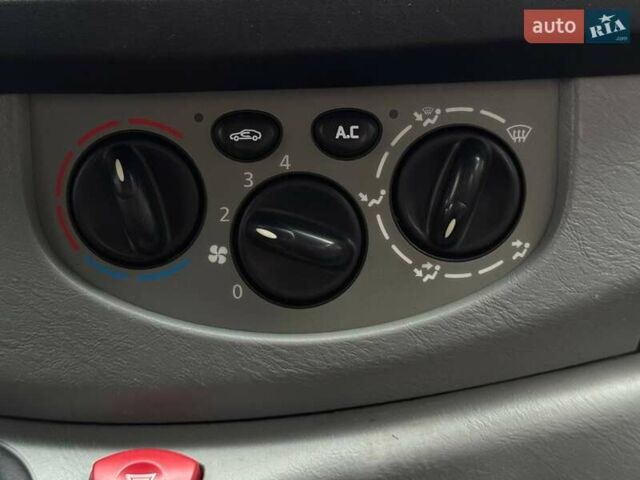 Червоний Рено Трафік, об'ємом двигуна 1.9 л та пробігом 350 тис. км за 7500 $, фото 24 на Automoto.ua