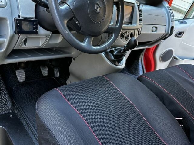 Красный Рено Трафик, объемом двигателя 2.5 л и пробегом 284 тыс. км за 11654 $, фото 12 на Automoto.ua