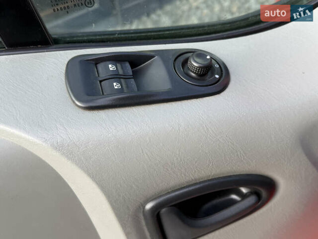 Красный Рено Трафик, объемом двигателя 2 л и пробегом 260 тыс. км за 8500 $, фото 31 на Automoto.ua