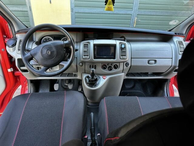 Красный Рено Трафик, объемом двигателя 2.5 л и пробегом 284 тыс. км за 11654 $, фото 10 на Automoto.ua