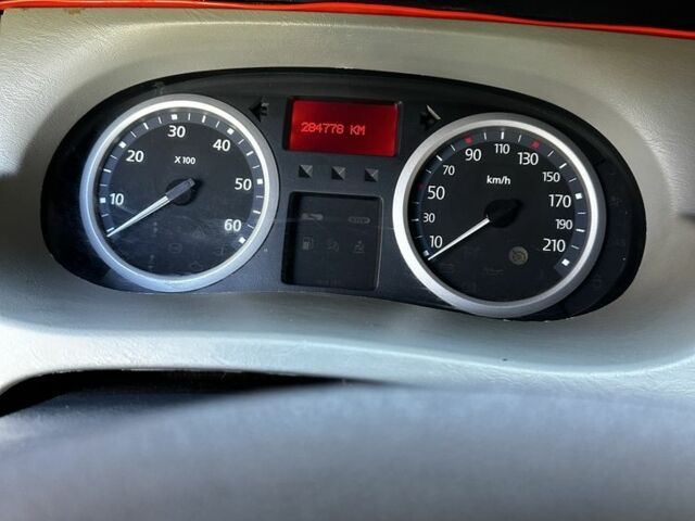 Красный Рено Трафик, объемом двигателя 2.5 л и пробегом 284 тыс. км за 11654 $, фото 11 на Automoto.ua