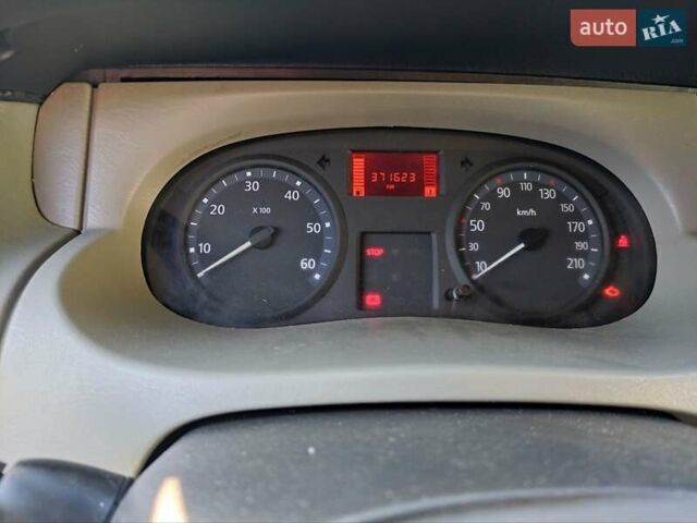 Красный Рено Трафик, объемом двигателя 2 л и пробегом 371 тыс. км за 9100 $, фото 5 на Automoto.ua