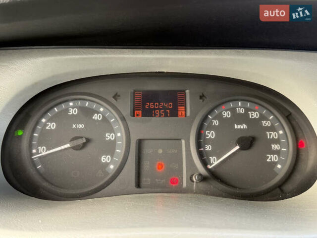 Красный Рено Трафик, объемом двигателя 2 л и пробегом 260 тыс. км за 8500 $, фото 33 на Automoto.ua