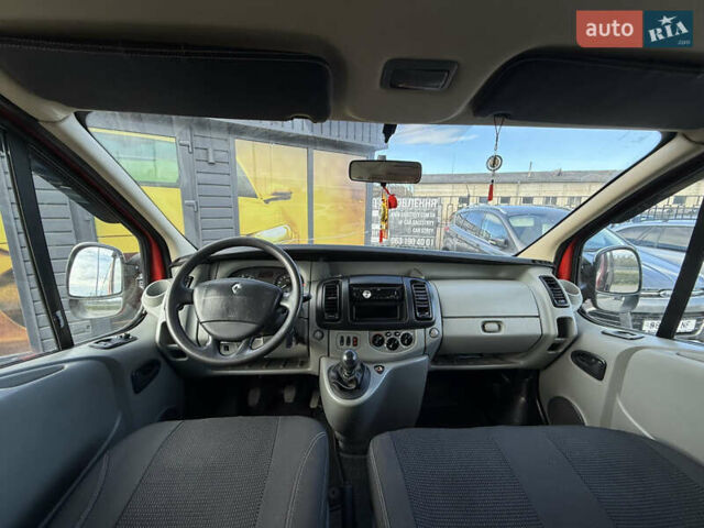 Красный Рено Трафик, объемом двигателя 2 л и пробегом 260 тыс. км за 8500 $, фото 2 на Automoto.ua