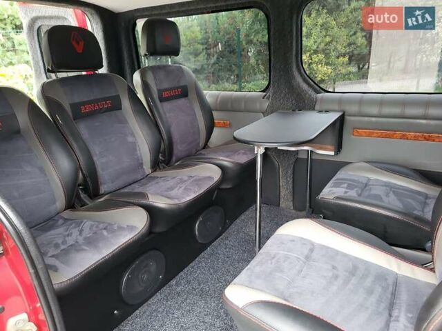 Красный Рено Трафик, объемом двигателя 2 л и пробегом 245 тыс. км за 11500 $, фото 121 на Automoto.ua