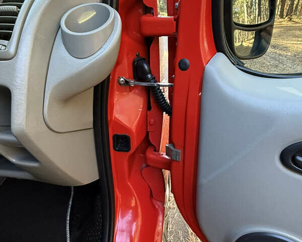 Красный Рено Трафик, объемом двигателя 2 л и пробегом 280 тыс. км за 14800 $, фото 42 на Automoto.ua